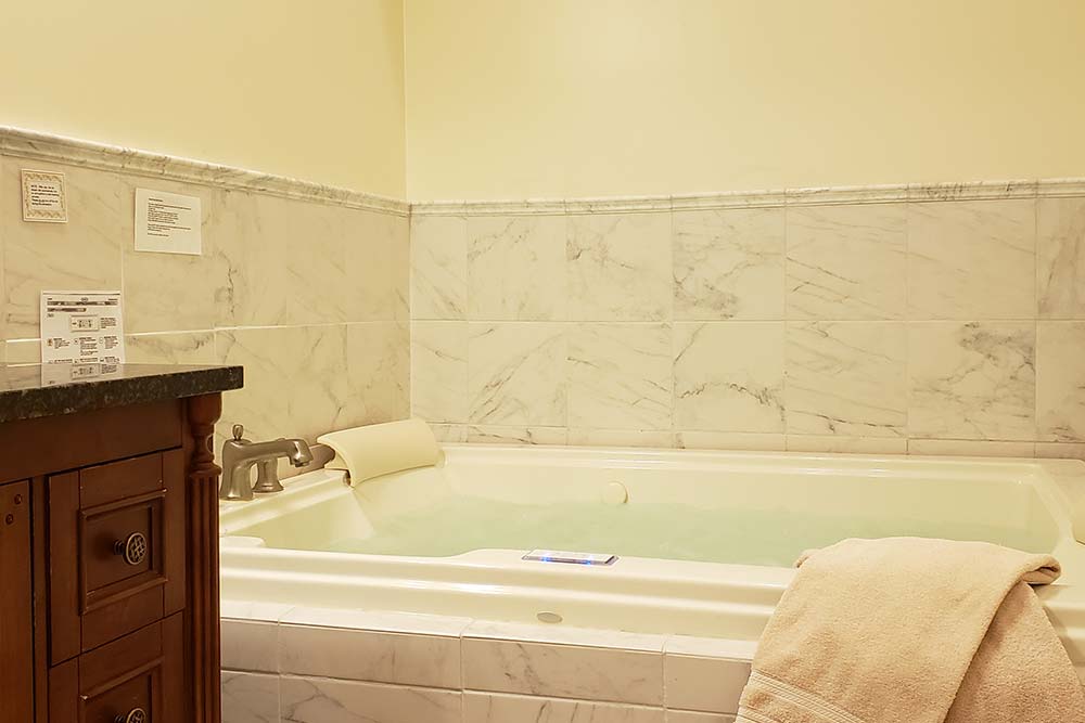 Suite 103 Jacuzzi, The Wilbraham Mansion & Suites, Jersey Shore, Cape May New Jersey