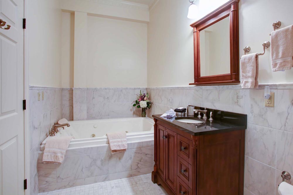 Suite 102 Jacuzzi, The Wilbraham Mansion & Suites, Jersey Shore, Cape May New Jersey